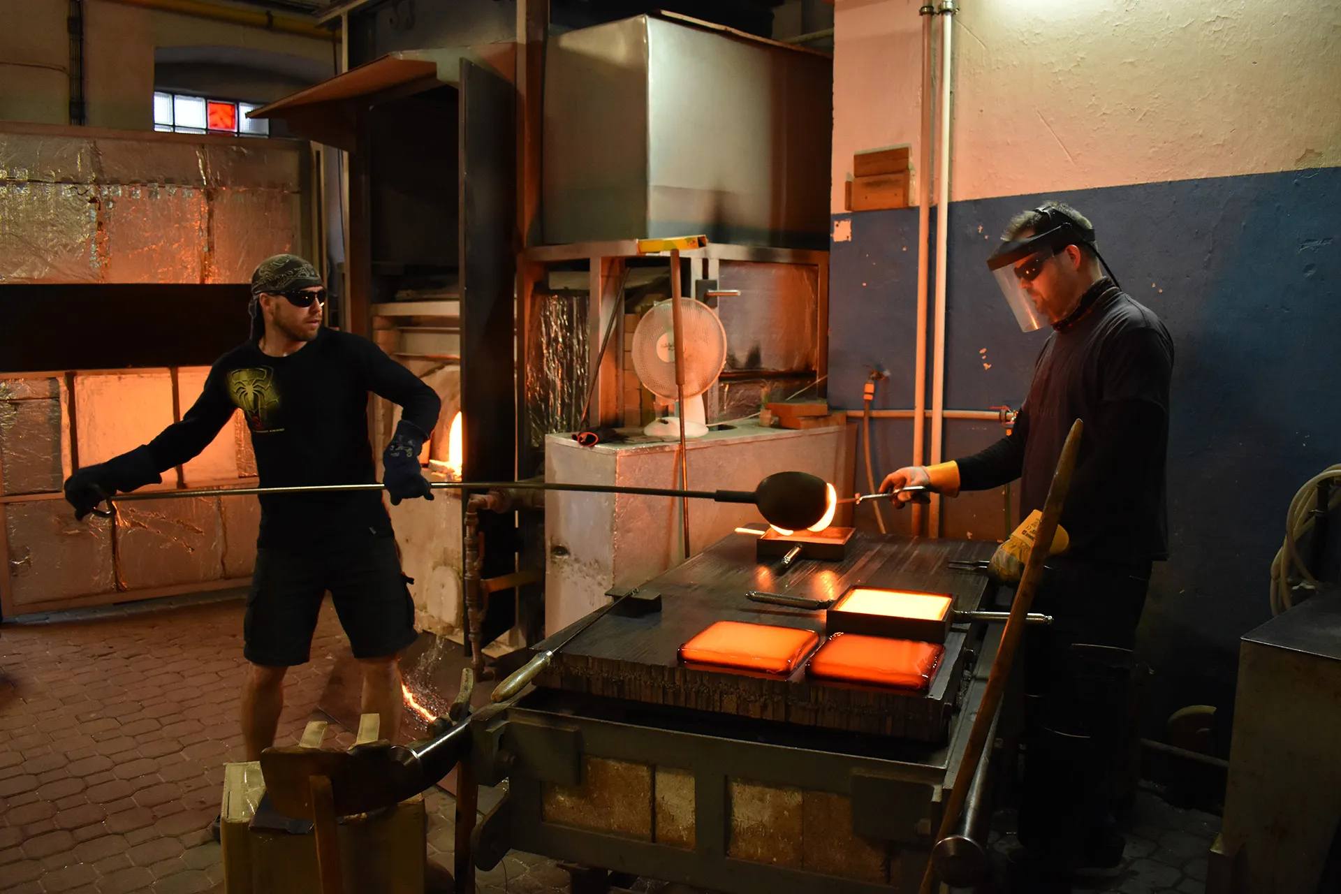 Prace u pece Banas Glass